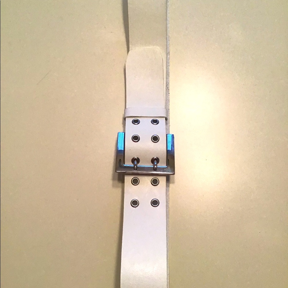New white  leather large belt with silver buckle